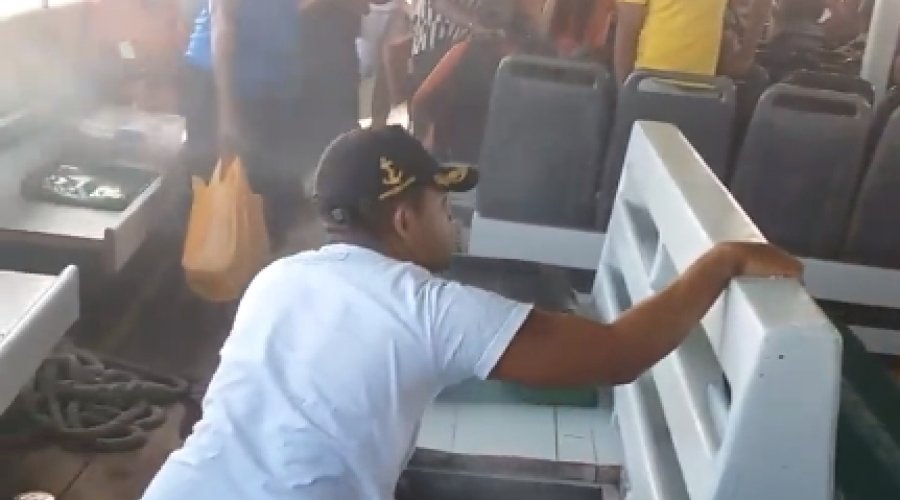 [Motor de embarcação pega fogo durante travessia Mar Grande - Salvador]