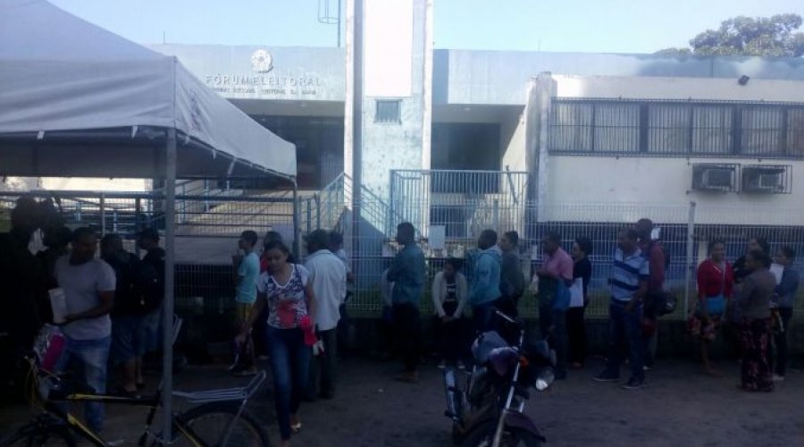 [Fórum Eleitoral passa a distribuir 350 senhas por dia para o recadastramento biométrico em Camaçari]