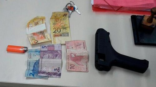 [Adolescentes são flagrados usando pistola de cola quente em assaltos na Estrada do Coco]