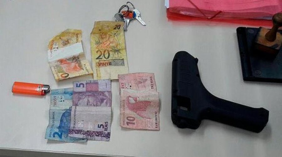 [Adolescentes são flagrados usando pistola de cola quente em assaltos na Estrada do Coco]
