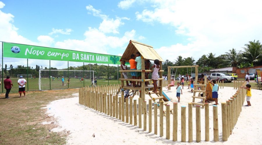 [Moradores recebem campo de futebol requalificado em Camaçari]
