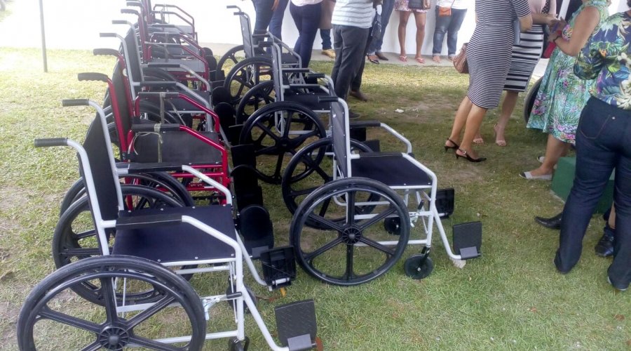 [Prefeitura de Camaçari entrega 17 cadeiras de rodas durante reinauguração de USF]