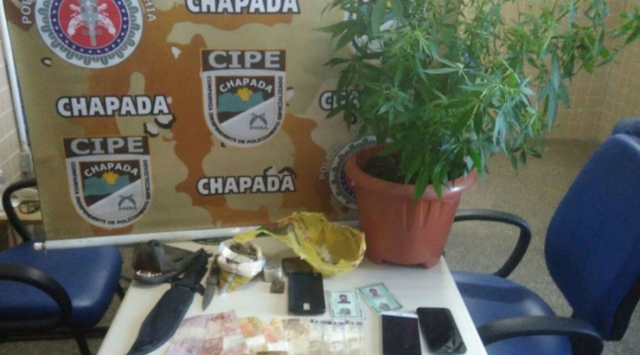 [Porteiro de escola é preso por tráfico de drogas]