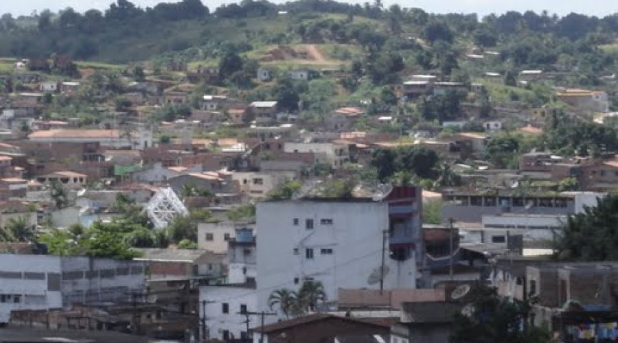 [Corpo carbonizado é encontrado perto de escola em Simões Filho]