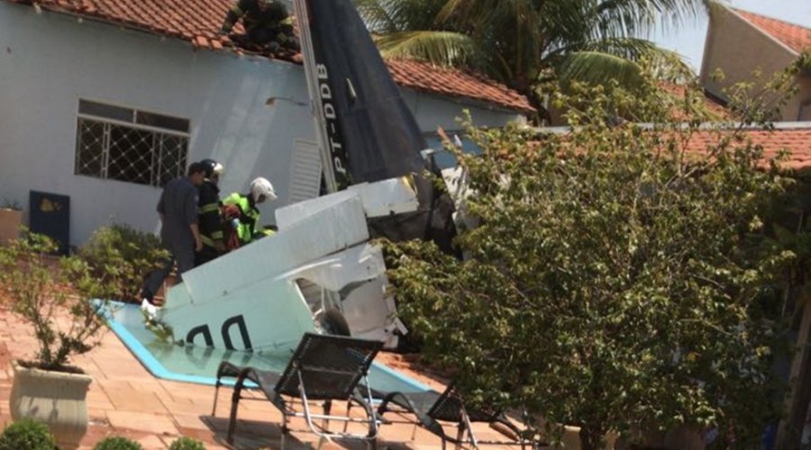 [Aeronave cai no interior de São Paulo e mata três pessoas]