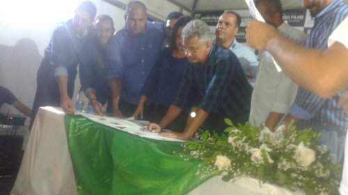 [Simões Filho: prefeito Dinha assina ordem de serviço para obras em Góes Calmon]