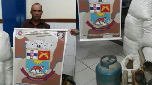 [Assaltante atira em comparsa ao olhar própria imagem no espelho]