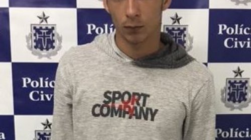 [Procurado por dois homicídios se entrega à polícia]