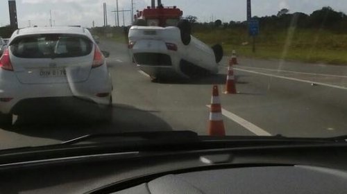 [Veículo capota na rotatória de Simões Filho e causa engarrafamento]