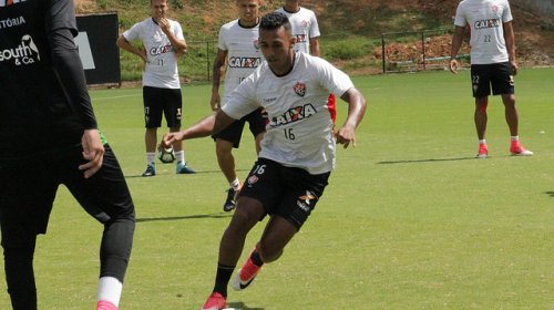 [Com retorno de laterais, Vitória está relacionado para partida contra o Sport]