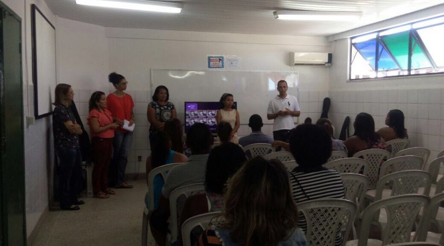 [Denúncia: por descaso da prefeitura professores pagam para escola funcionar em Lauro de Freitas]