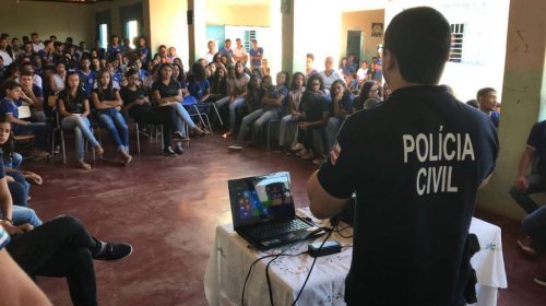 [Alunos em Sento Sé são orientados sobre o perigo das drogas]