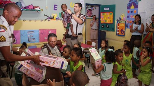 [PM antecipa comemoração e surpreende crianças no bairro do Lobato em Salvador]