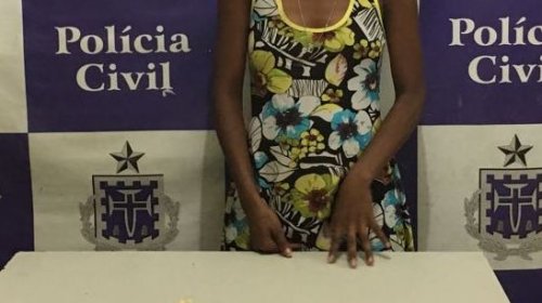 [Jovem de 20 anos é presa e quatro adolescente são apreendidos por tráfico de drogas]