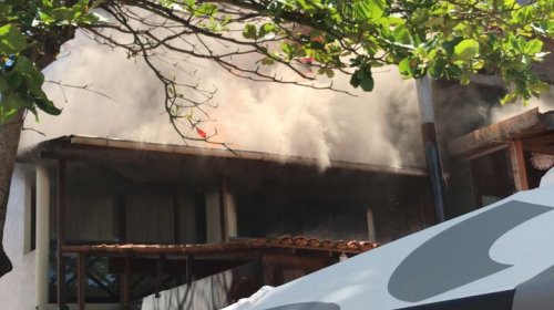 [PM e moradores apagam incêndio nos restaurantes em Morro de São Paulo]