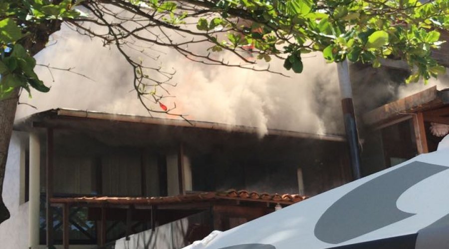 [PM e moradores apagam incêndio nos restaurantes em Morro de São Paulo]