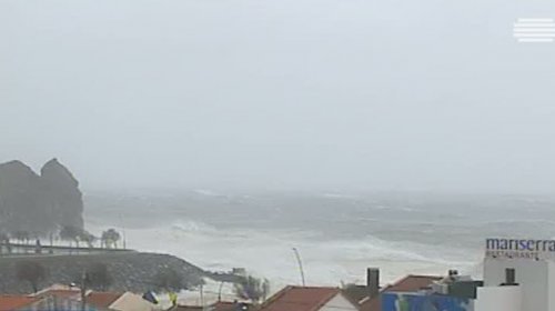 [Desastre! Furacão Ofélia provoca morte na Irlanda e deixa 120 mil moradores sem luz]