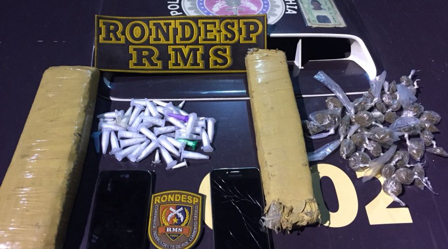 [Dupla é presa em Simões Filho acusada de tráfico de drogas]