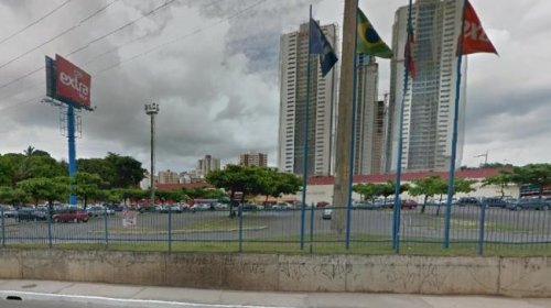 [Vídeo: Troca de tiros com grupo armado que tentava roubar caminhonete no estacionamento do Ext...]