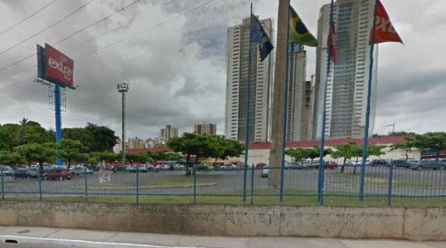 [Vídeo: Troca de tiros com grupo armado que tentava roubar caminhonete no estacionamento do Extra]