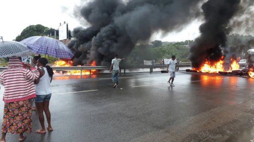 [Simões Filho: grupo bloqueia rodovia em protesto e pede Justiça após morte de líder comunitári...]