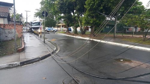 [Fotos: Motorista de caminhão bate em poste na Gleba A]