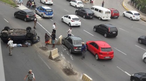 [Carro capota em frente à rodoviária de Salvador]