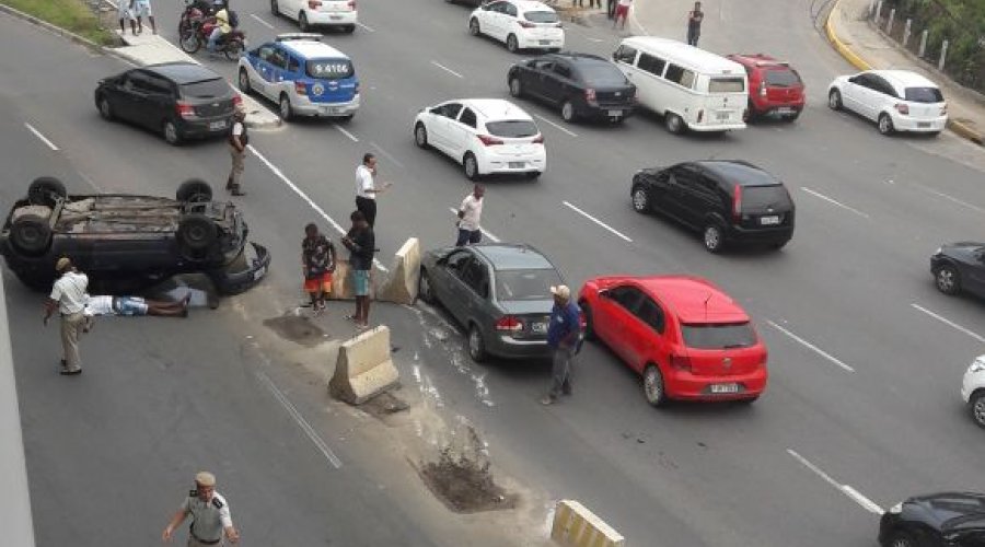 [Carro capota em frente à rodoviária de Salvador]