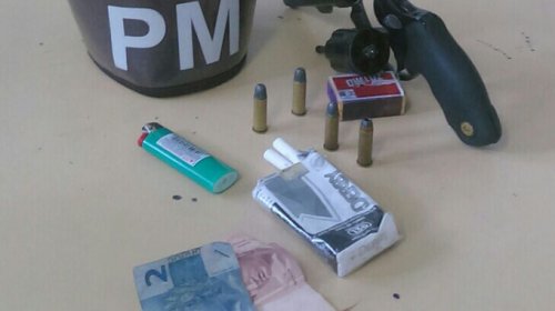 [PM encontra arma e maconha ao revistar ônibus coletivo em Dias D’Ávila]