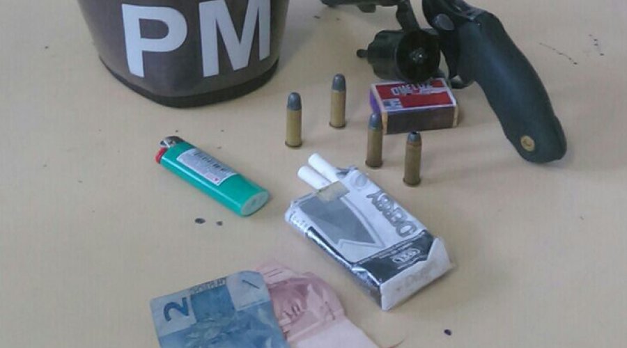 [PM encontra arma e maconha ao revistar ônibus coletivo em Dias D’Ávila]