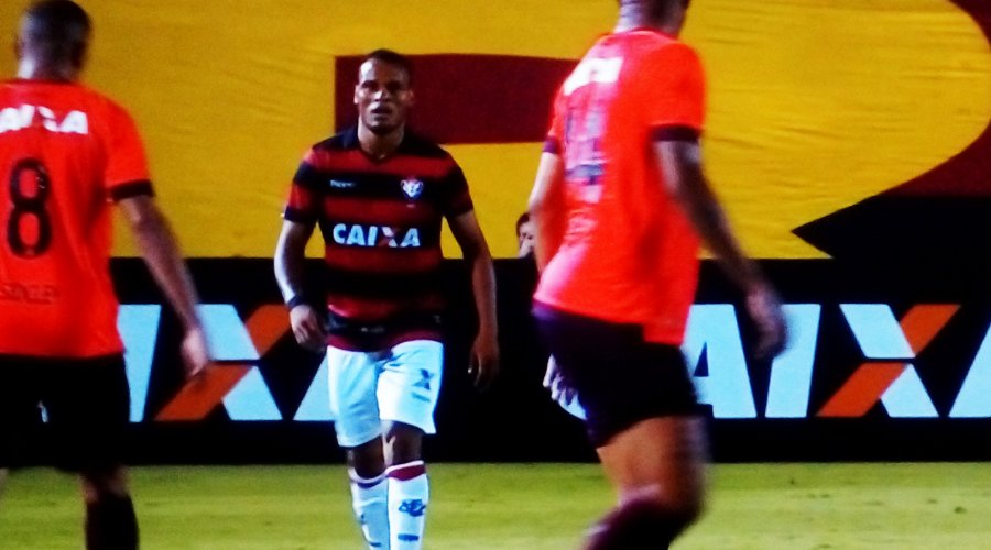 [Vitória volta a vacilar dentro de casa, perde para o Atlético-PR e segue em situação de risco na Série A]