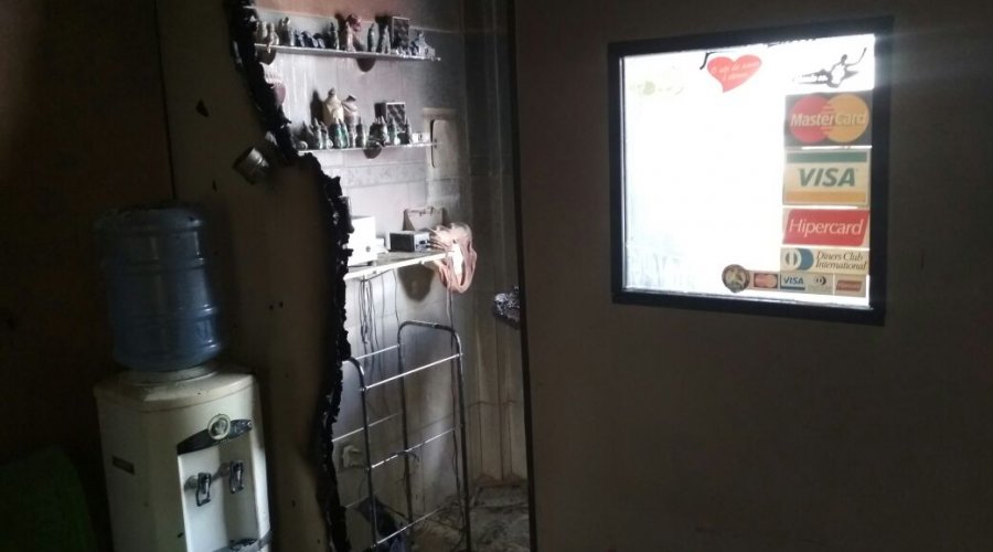 [Incêndio em estúdio de tatuagem no centro de Camaçari assusta população]