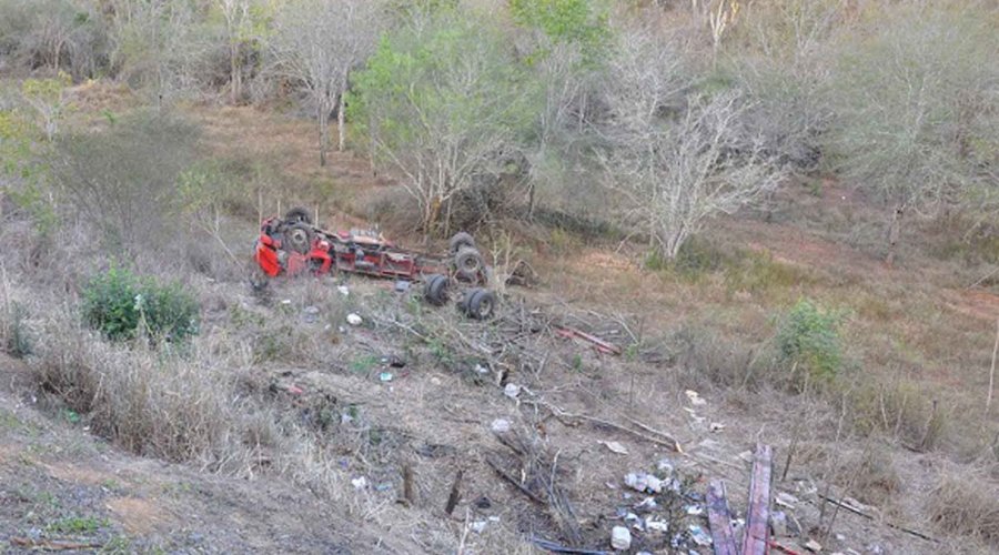 [Motorista morre após caminhão cair em ribanceira na BR-116]