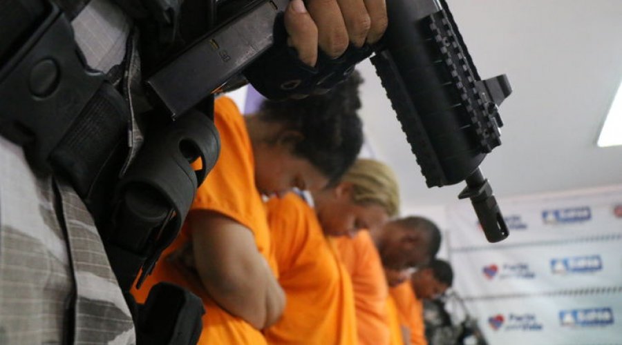 [Policiais realizam buscas por criminosos na orla de Camaçari]