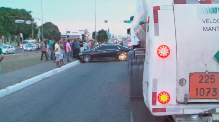 [Homem tenta sair de posto de combustível sem pagar e colide em três carros]