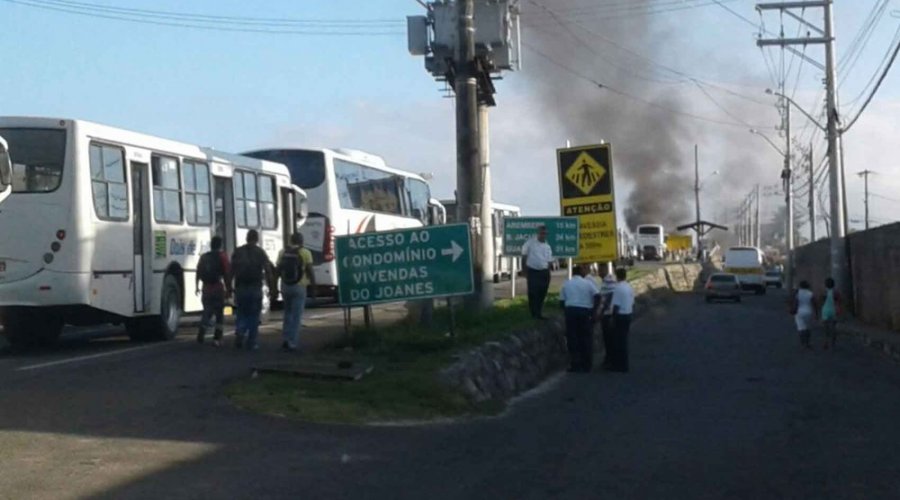 [Camaçari: manifestantes fecham trecho da BA-099, em Catu de Abrantes]