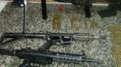 [Perseguição acaba em apreensão de fuzil e submetralhadora]