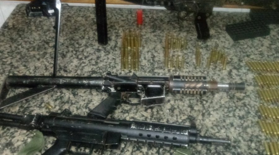 [Perseguição acaba em apreensão de fuzil e submetralhadora]