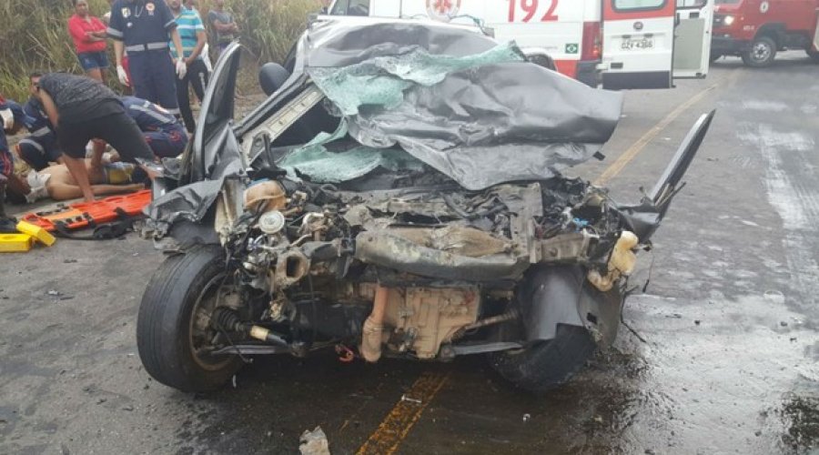 [Homem morre e dois ficam feridos em acidente envolvendo caminhão na BR 101]