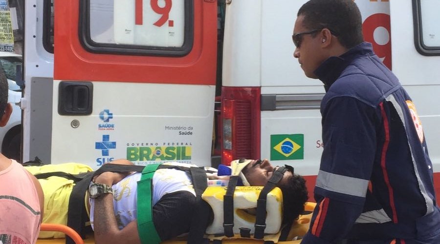 [Motociclista fica ferido ao colidir em caminhão em Camaçari]