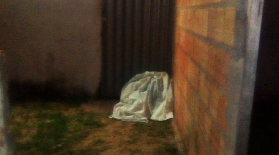 [Jovem é assassinado tiros no quintal de casa em Camaçari]