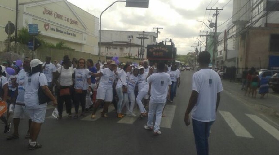 [Grupo e idosos promove Caminhada pela Paz no Centro de Simões Filho]