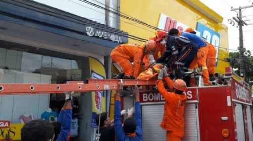 [Segue internado homem que teve corpo queimado após sofrer descarga elétrica durante instalação...]