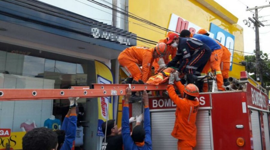 [Segue internado homem que teve corpo queimado após sofrer descarga elétrica durante instalação de rede de internet]