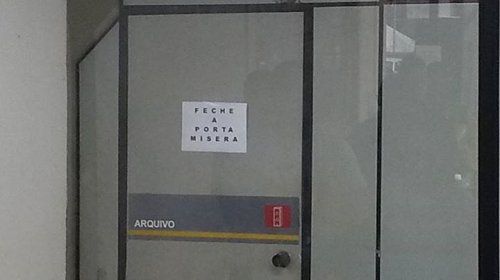 [Cartaz com mensagem grosseira ofende cidadãos na Ciretran de Camaçari]