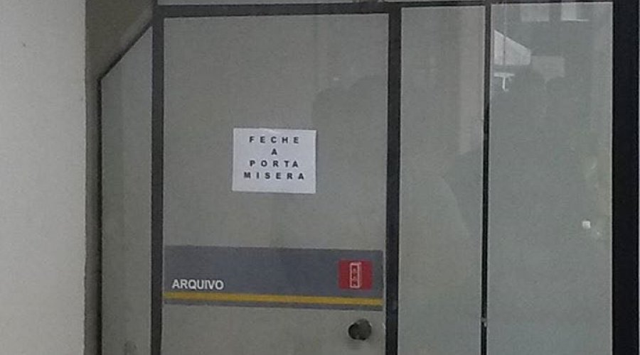 [Cartaz com mensagem grosseira ofende cidadãos na Ciretran de Camaçari]