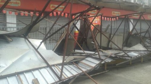 [Fachada da loja Ricardo Eletro desaba em Simões Filho]