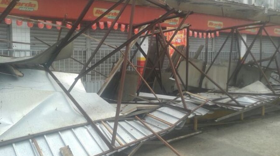 [Fachada da loja Ricardo Eletro desaba em Simões Filho]