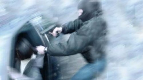 [Homem tem carro roubado ao reduzir velocidade em pista esburacada em Simões Filho]