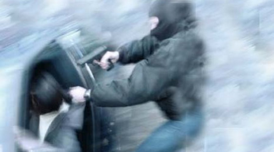 [Homem tem carro roubado ao reduzir velocidade em pista esburacada em Simões Filho]